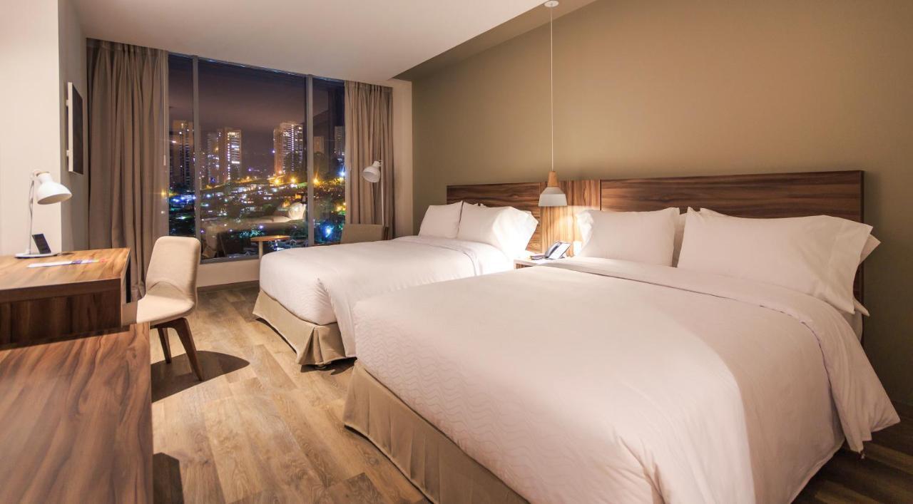 Novotel Medellin El Tesoro Экстерьер фото A room at the hotel