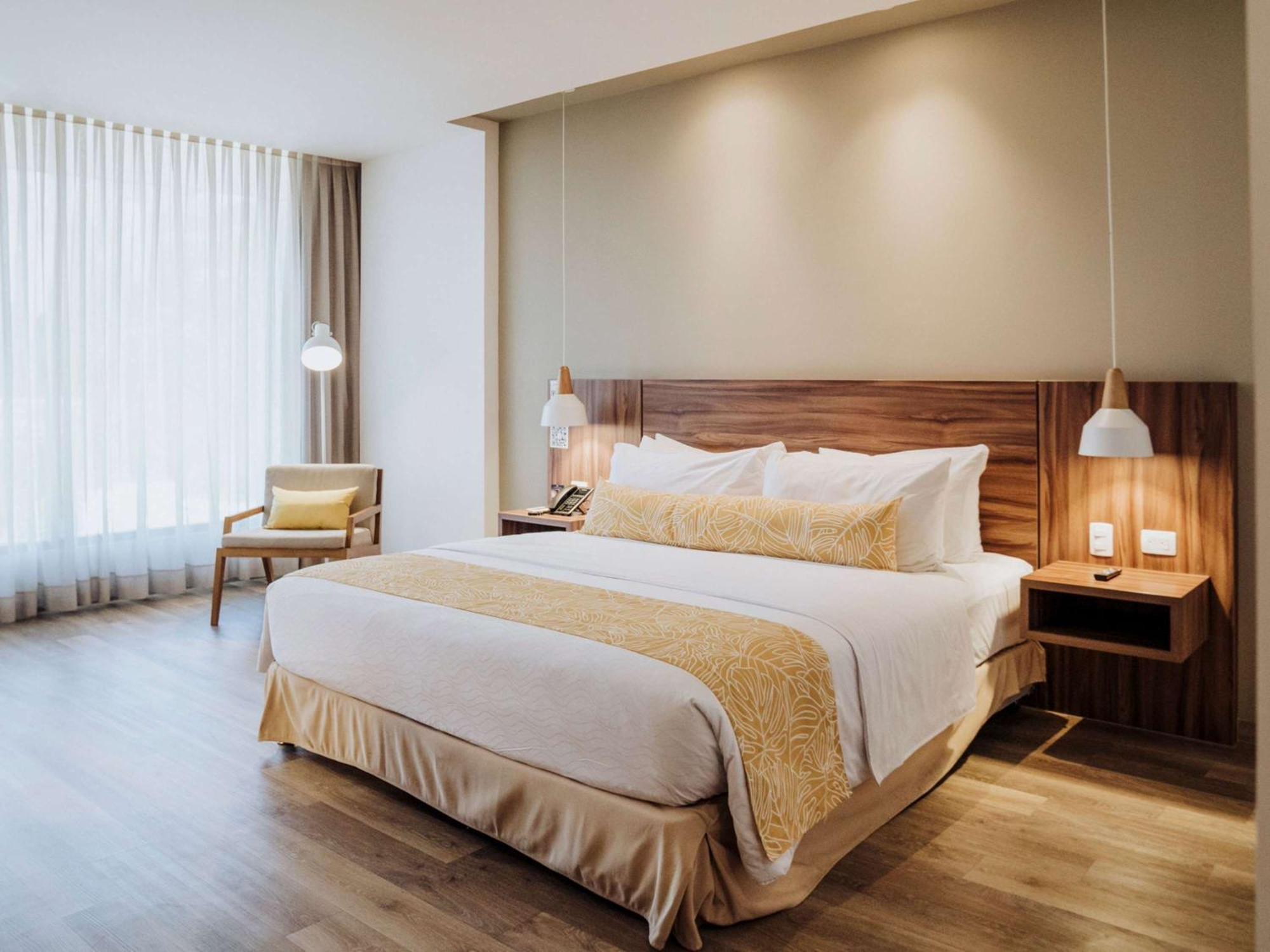 Novotel Medellin El Tesoro Экстерьер фото A bedroom at the hotel