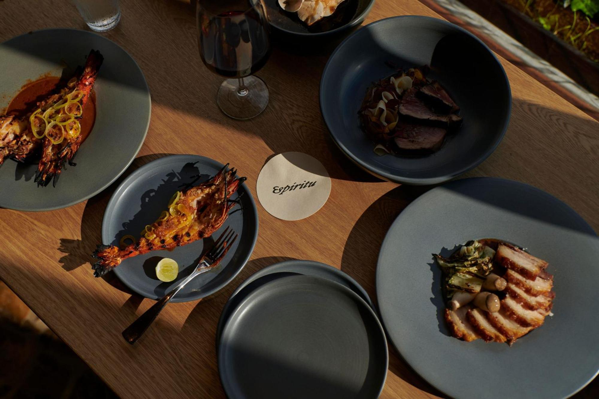 Novotel Medellin El Tesoro Экстерьер фото Dishes at VINE